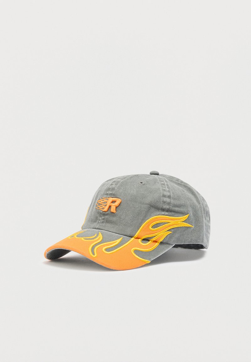 Casquette de baseball grise avec des motifs de flammes orange sur la visière et le côté, comportant un "R" orange brodé avec des flammes à l'avant.