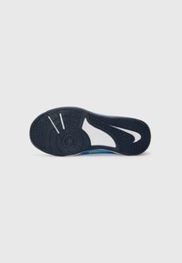 Blau- und weiße Sportschuhsohle mit strukturiertem Gummi, einem kreisförmigen Muster an der Ferse und einem auffälligen weißen Swoosh.