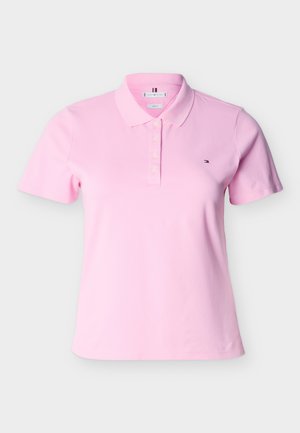 Lyserosa kortermet poloskjorte med krage, knappestolpe og lite brodert logo på venstre bryst.