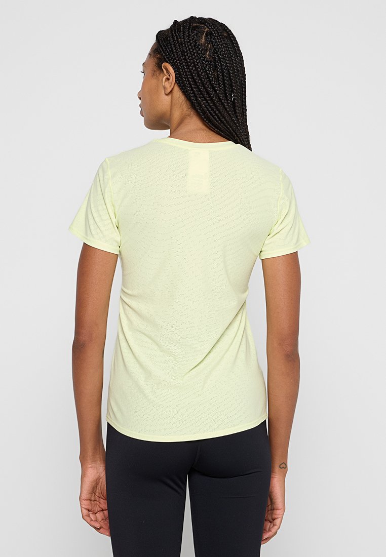 Helles gelbes Sport-T-Shirt mit kurzen Ärmeln, Rundhalsausschnitt und einem strukturierten Muster. Der Stoff wirkt atmungsaktiv und figurbetont.