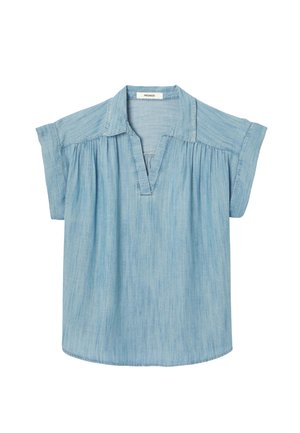 Blouse en denim bleu clair à manches courtes, encolure en V, coupe décontractée, légers fronces aux épaules et petit col.