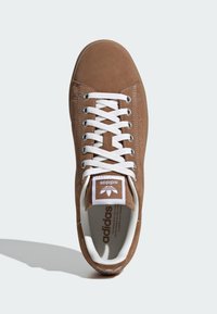 adidas Originals STAN SMITH CS - Tenisice - brown desert   core white   gum