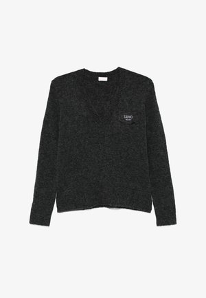 Maglione grigio scuro a scollo a V con polsini e orlo a coste. Presenta un piccolo logo ricamato sul petto sinistro e un tessuto morbido e strutturato.