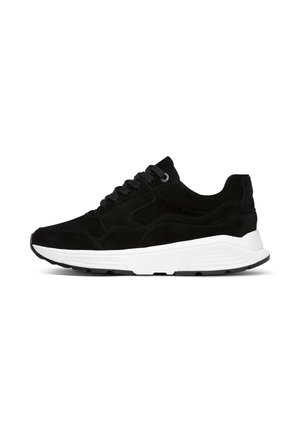 Zwarte lage sneaker met dikke witte zool, getextureerde buitenzool en zwarte veters op een witte achtergrond.