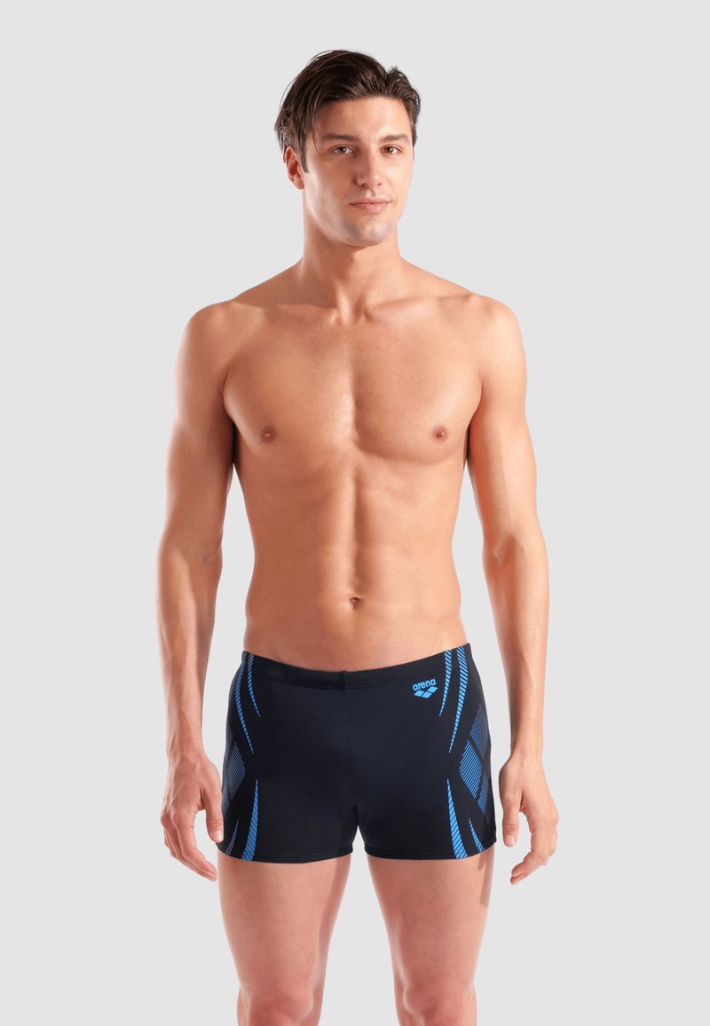 Schwarze Badeshorts mit blauen diagonalen Akzenten, aus dehnbarem Material, mit einer taillierten Passform und einem Logo am Bund.