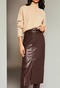 Lipsy SLIM FIT FAUX LEATHER SPLIT HEM - Bleistiftrock - berry red