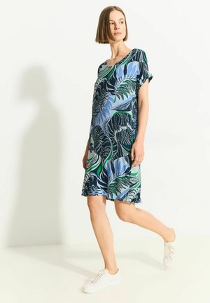 Kurzärmliges Kleid in Blau mit grünem und schwarzem tropischen Blättermuster. Lockere Passform, knielang, aus leichtem Stoff gefertigt.