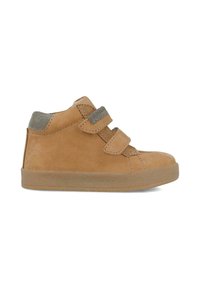 Zapatos deportivos de ante en color topo con un ribete de tela gris en el tobillo y dos correas de velcro, que cuentan con una suela de goma texturizada para un mejor agarre.
