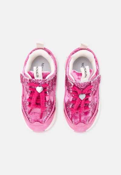 Paire de baskets roses pour enfants avec détails scintillants, breloques en forme de cœur sur les lacets, et doublure intérieure blanche vue de dessus.