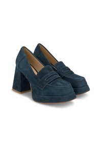 Mocassini in suede blu navy con tacco largo e suola piattaform. Presentano un dettagliato strap cucito e una fodera interna liscia.