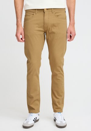 Blend BHRODNEY PANTS SLIM/ REGULAR FIT NARROW LEG - Trousers - sand brown