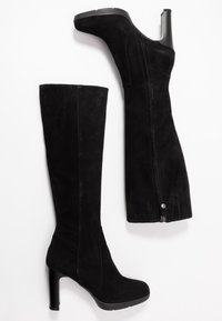 Stivali al ginocchio in suede nero con punta affusolata, tacco a blocco alto, dettaglio della cerniera laterale e finitura opaca liscia.
