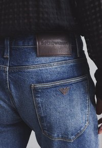 Emporio Armani 5 TASCHE - Pieguloša piegriezuma džinsi - denim blu