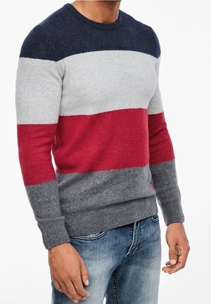 Strickpullover mit Rundhalsausschnitt, in Marineblau, Grau, Rot und Dunkelgrau gestreift. Aus weichem Material, mit gerippten Bündchen und Saum.