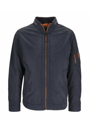 Marineblaue Jacke mit durchgehendem Reißverschluss und Stehkragen, orangefarbenen Reißverschlussdetails, Brusttaschen sowie einer Reißverschlusstasche am linken Ärmel.