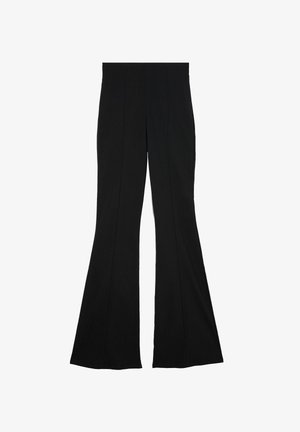 Pantalons noirs évasés avec une taille ajustée, présentant des plis à l'avant et un tissu lisse et texturé. Les jambes s'élargissent à l'ourlet.