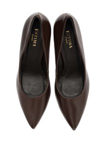 Scarpe con tacco a punta in pelle marrone, dal design elegante, texture liscia e aperture sui lati. L'interno presenta una morbida fodera scura.