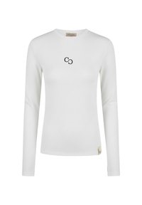 Weißes Langarmhemd aus geripptem Stoff, mit einem subtilen schwarzen Logo auf der Brust und einem kleinen Markenetikett am Saum.