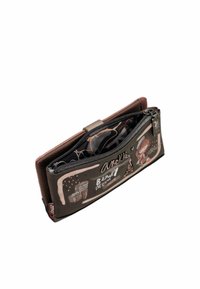 Cartera marrón y rosa con un compartimento con cremallera, que presenta patrones gráficos, acentos metálicos y texto en el exterior.