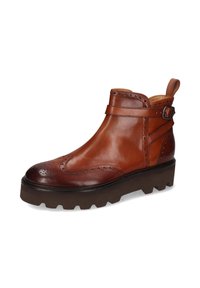 Botín de cuero marrón hasta el tobillo con detalles decorativos de brogue, correa ajustable y hebilla, suela gruesa y acabado texturizado.