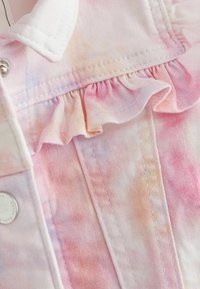 Veste en jean de couleurs pastel avec un motif tie-dye. Dispose d'un col volanté et de boutons-pression en argent, avec un tissu doux et texturé.