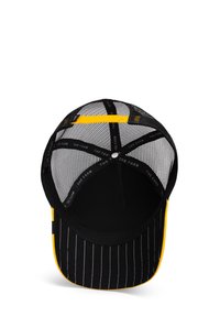 Gorra trucker de malla negra con acentos amarillos y panel frontal a rayas; el interior muestra una banda con el logotipo "THE FARM" y un visera sólida.