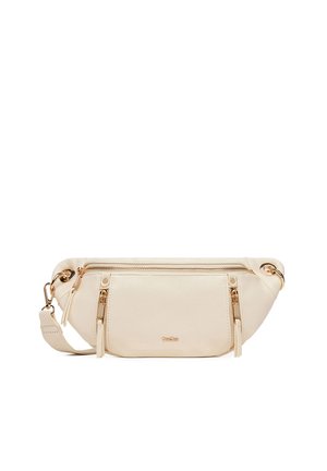 Beżowa skórzana nerka z trzema przednimi kieszeniami na suwak i złotymi elementami metalowymi, w tym klamrami i suwakami.