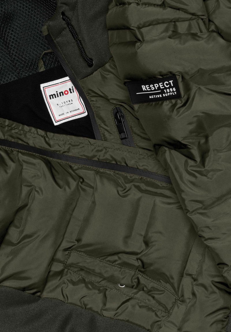 Giacca a vento verde oliva con cerniera frontale; presenta le etichette del marchio "minoti" e "RESPECT 1996." Texture liscia e design casual.
