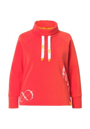 Jasnoczerwony pulower z długimi rękawami i wysokim kołnierzem, z białymi sznurkami do ściągania ozdobionymi napisem "HEY" oraz białymi wzorzystymi akcentami po bokach z przodu.