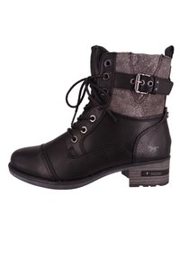 Bottines noires avec une tige grise texturée, dotées d'une boucle décorative, d'un bout rond et d'un talon empilé. Lacets sur le devant et œillets en métal.