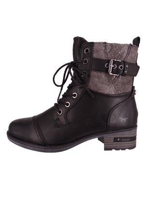 Bottines noires avec une tige grise texturée, dotées d'une boucle décorative, d'un bout rond et d'un talon empilé. Lacets sur le devant et œillets en métal.