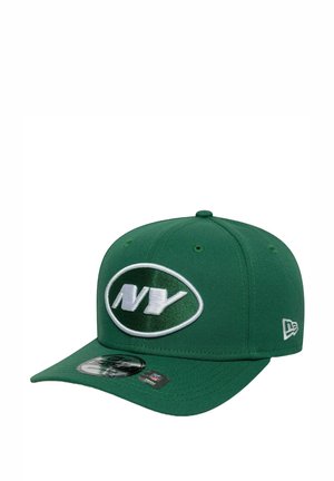 Grüne Baseballmütze aus Stoff mit einem weißen gestickten "NY"-Logo innerhalb eines Ovals. Der Schirm ist flach und sie hat Belüftungslöcher.
