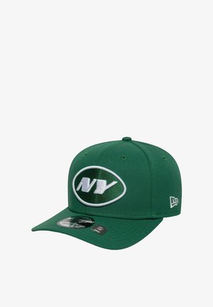 Grüne Baseballmütze aus Stoff mit einem weißen gestickten "NY"-Logo innerhalb eines Ovals. Der Schirm ist flach und sie hat Belüftungslöcher.
