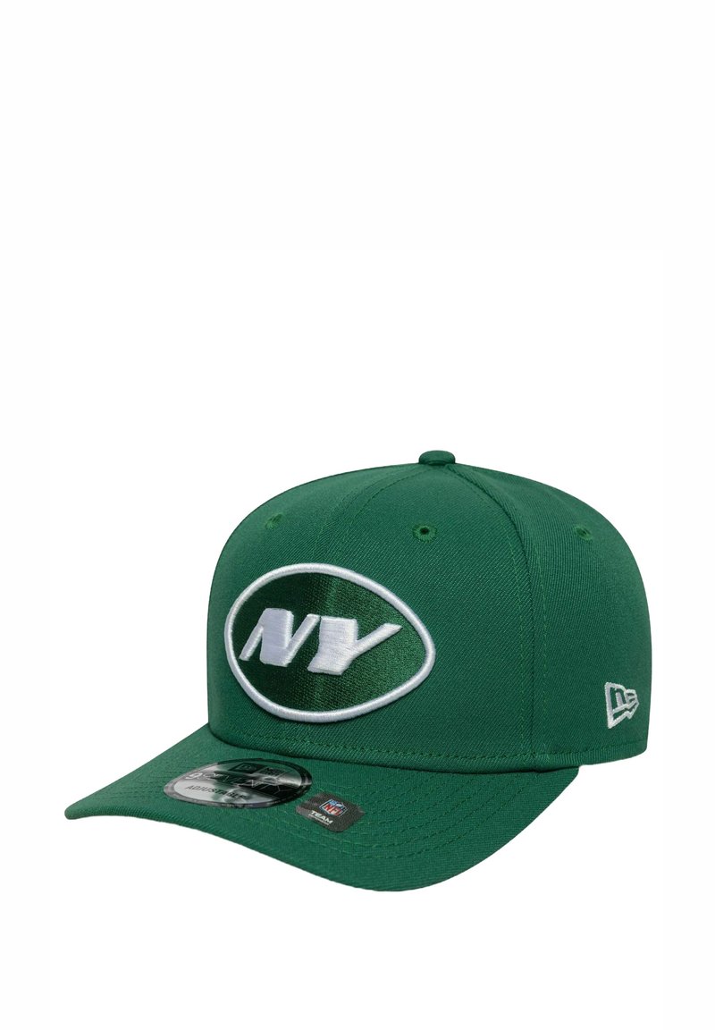 Grüne Baseballmütze aus Stoff mit einem weißen gestickten "NY"-Logo innerhalb eines Ovals. Der Schirm ist flach und sie hat Belüftungslöcher.