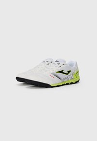 Scarpe da ginnastica bianche con una parte superiore in mesh traspirante, suola in gomma nera e accenti verde neon. Presentano un design testurizzato e tre strisce perforate.