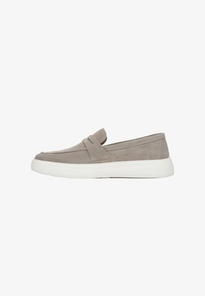 Hellgraue Wildleder-Slipper mit einer flachen weißen Gummisohle und einem einzigartig gestickten seitlichen Bänderdetail. Glatte Textur und minimalistisches Design.