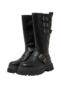 Zwarte leren kniehoge laarzen met chunky zolen, voorzien van metalen gespen en meerdere banden met zilverkleurige hardware.