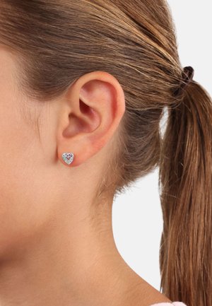 Herzförmige Ohrstecker mit einer silbernen Basis, die ein Design aus rosa und lila Edelsteinen sowie einen strukturierten Rand aufweisen.