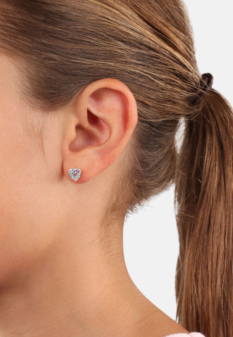 Herzförmige Ohrstecker mit einer silbernen Basis, die ein Design aus rosa und lila Edelsteinen sowie einen strukturierten Rand aufweisen.