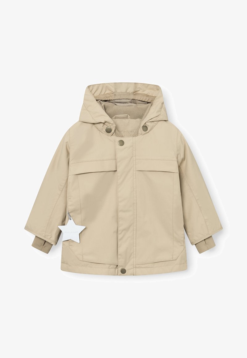 Veste beige à capuche avec une texture lisse, dotée de deux poches avant, de fermetures à pression et de poignets côtelés. Inclut une étiquette en forme d'étoile.