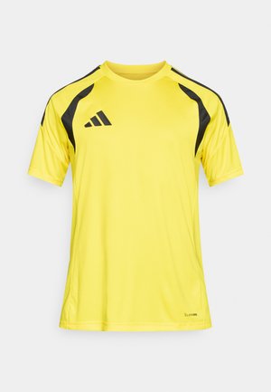 Geltona sportinė marškinėliai su trumpomis rankovėmis. Ant pečių ir šoninių siūlių yra juodos spalvos detalės. Pagaminti iš lengvos, drėgmę atstumiamos medžiagos.