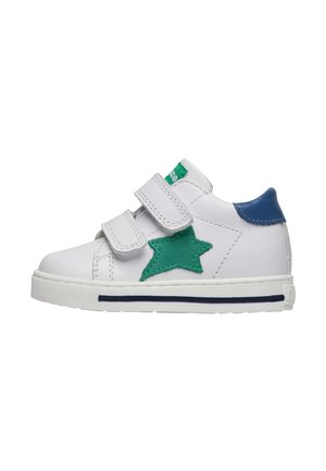 Sneaker con tomaia in pelle bianca, applicazione a stella verde, due bande di velcro, accento blu sulla linguetta e suola in gomma bianca con striscia blu.
