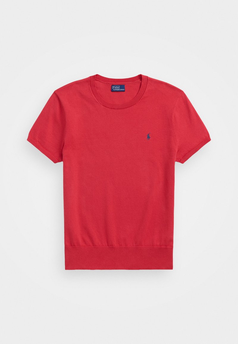 Rød bomulds T-shirt med ribbet crewneck, korte ærmer og et lille blåt logo på brystet. Blød tekstur, afslappet pasform.