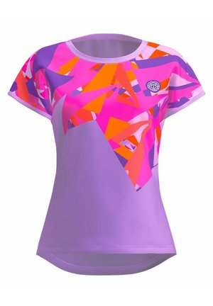 Lila Sport-T-Shirt mit einem lebhaften geometrischen Muster in Pink, Orange und Dunkellila. Kurze Ärmel und runder Ausschnitt.