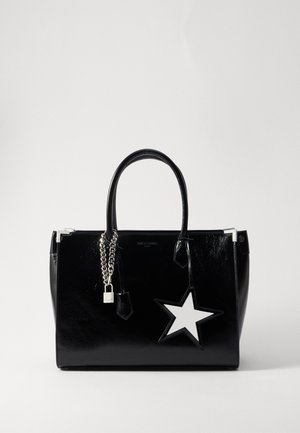 Borsa a tracolla in pelle verniciata nera con una forma elegante. Presenta accessori in metallo argentato, un lucchetto e un accento a forma di stella bianca sul lato.