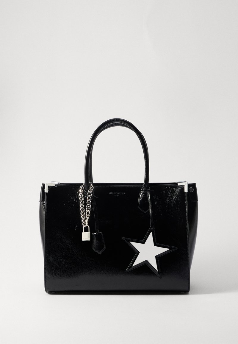 Sac à main en cuir verni noir avec une forme épurée. Il dispose de quincailleries en chaîne argentée, d'un verrou et d'un accent en étoile blanche sur le côté.