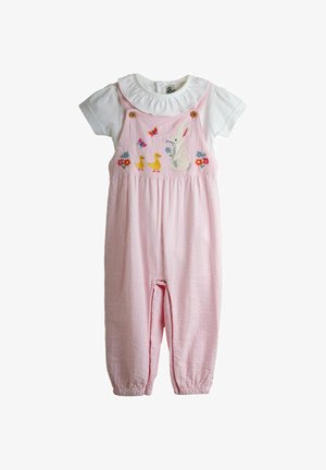 Lyserød gingham-dragt med en hvid kortærmet skjorte. Har broderet kanin, ænder, sommerfugle og blomster samt træknapper.