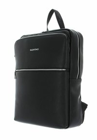 Sac à dos noir en matériau synthétique texturé, avec une poche zippée à l'avant, des bretelles ajustables et une poignée supérieure. Logo à l'avant.