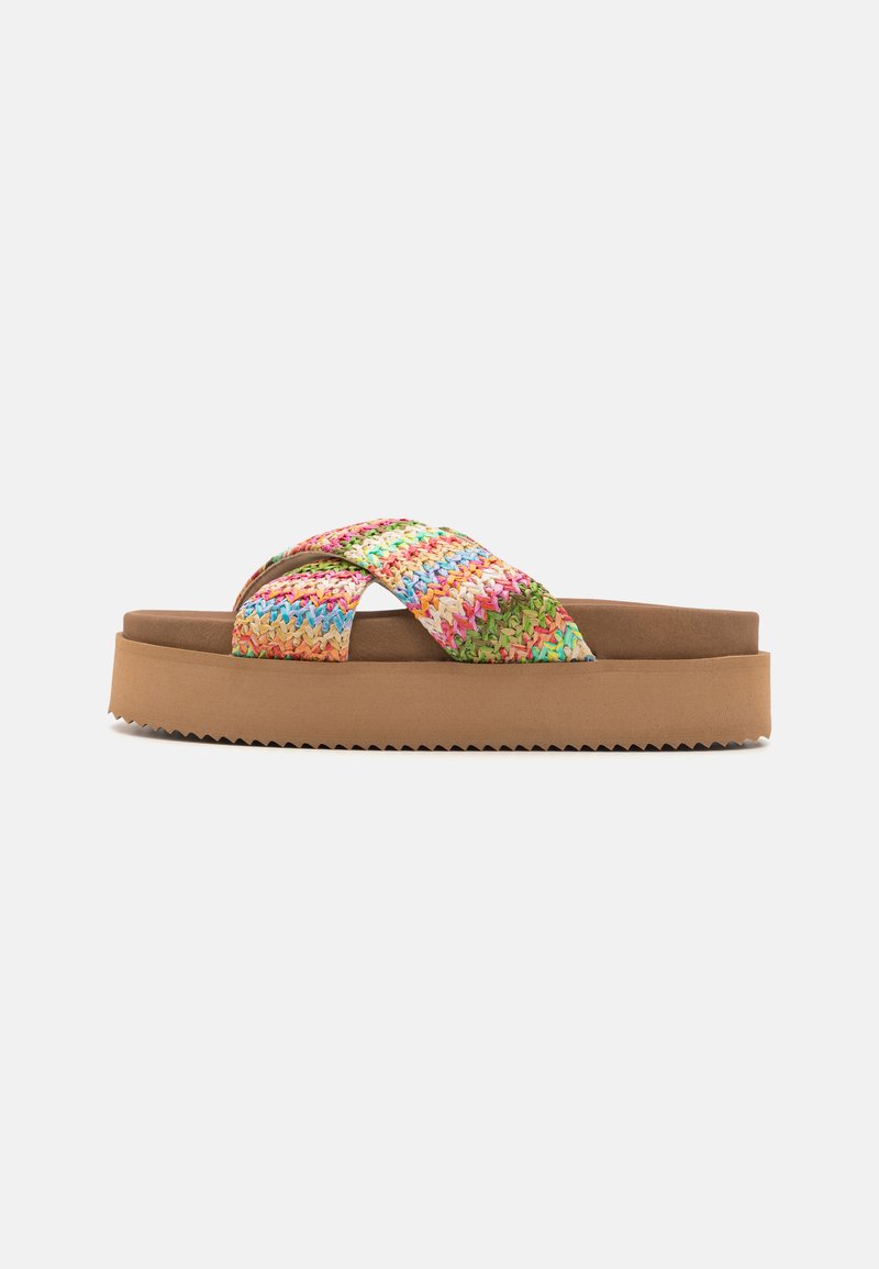 Sandali piatti con una suola in gomma beige e fasce incrociate multicolori in materiale sintetico.