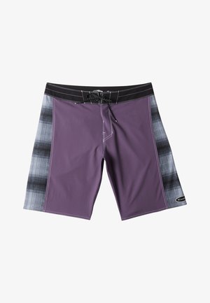 Shorts de bain en tissu violet avec des panneaux latéraux à carreaux noirs et gris. Dotés d'une taille élastique avec cordon de serrage et de coutures blanches contrastantes.